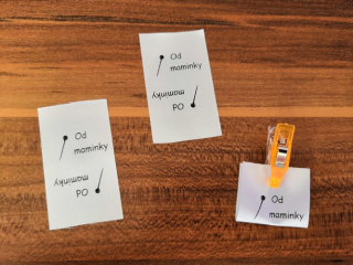 Saténové textilní etikety - od maminky +  špendlík